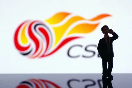 从地球降生之初，一种奇异的生物便呈现在这颗蓝色的星球上。他们不竭进化、演变，终究成为我们所熟习的小黄人的样子。小黄人们终生寻觅险恶的老迈，以成为他的部下为荣，可是千百万年来的尽力终究化成一场空。履历了一段久长的寂静，名叫凯文的小黄人决议再度上路，他带着酷爱音乐的斯图尔特、成事不足败露有余的鲍勃，漂洋过海来到了1968年的美国。三个小家伙偶尔传闻奥兰多行将召开“恶人年夜会”，因而忙不迭地赶了曩昔，而且鬼使神差成为女魔头斯嘉丽·杀人狂（桑德拉·布洛克 Sandra Bullock 配音）的侍从。很快斯嘉丽交给他们一个使命，那就是盗取英国女王的王冠。                                  　　不知轻重的小家伙们笑嘻嘻地出征，期待他们的将是史无前例的年夜冒险……